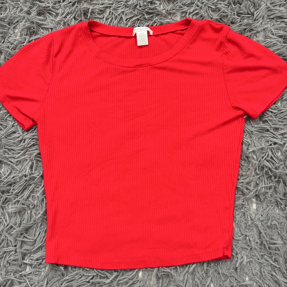 Cute red top!